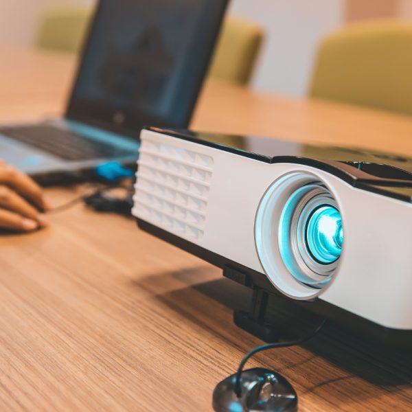 מסך נייד למקרן