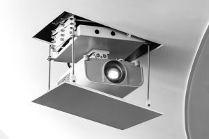 מעלית חשמלית למקרן