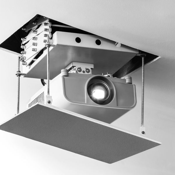 מעלית חשמלית למקרן